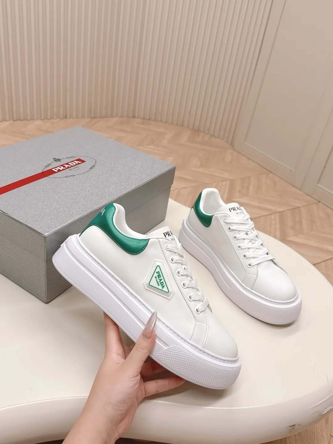 👟👟Ex-factory price 600👟👟 Prada 25ss new casual white shoes, couple style 👫 P fashion white shoes, re-released, high-quality shipments, elegant and generous, comfortable on the feet, super classic, super light and comfortable on the feet Fabric: silky cowhide Lining: water-dyed sheepskin lining + genuine leather foot sole: EVA outsole Code number: 35-45 (40 for women, 45 for men, customized)